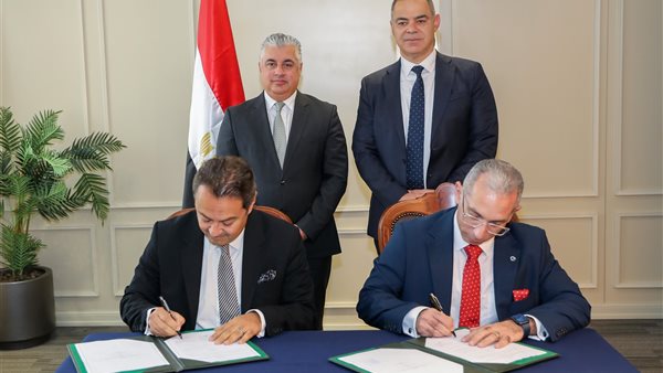 جانب من توقيع العقد