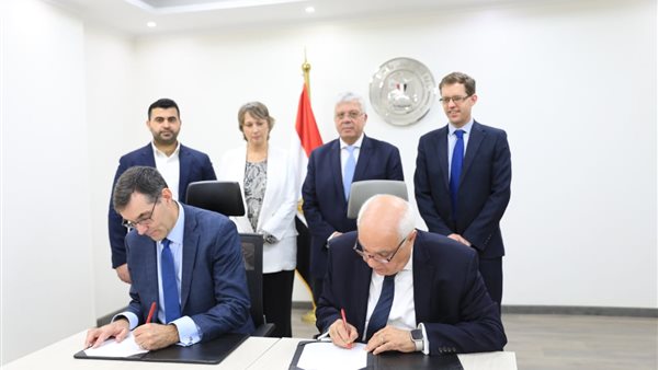 جانب من التوقيع 