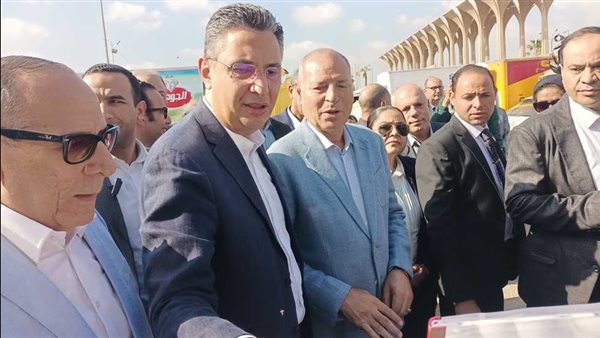 محافظ القاهرة ووزير