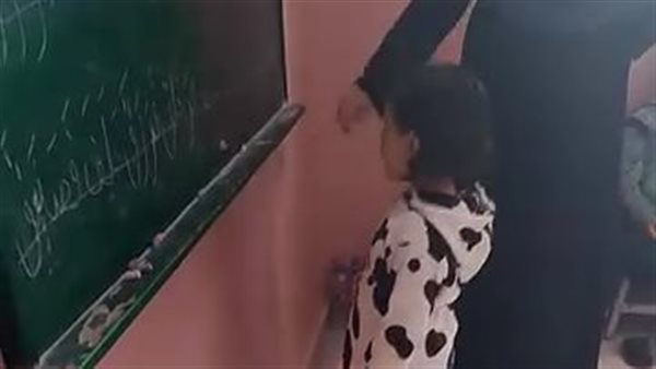 اعتداء معلمة على