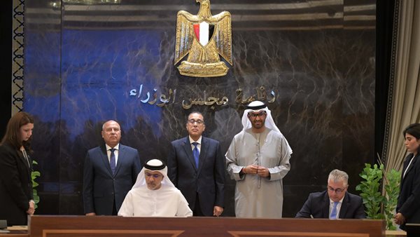 جانب من التوقيع