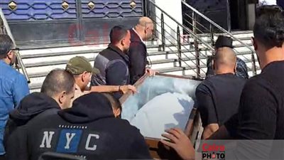 وصول جثمان الفنان عادل الفار لمسجد النزهة بمدينة نصر استعدادًا لأداء صلاة الجنازة