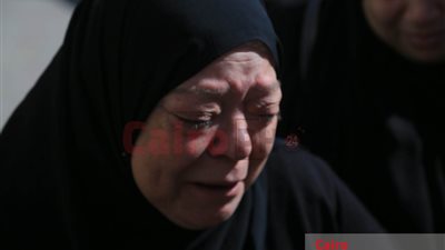 كان بيحب الضحك ومش عايزني أبكي.. انهيار زوجة عادل الفار خلال تشييع جثمانه