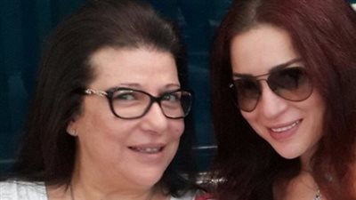 انهيار مي عز الدين وغيابها عن تشييع جثمان والدتها بعد تعرضها لأزمة صحية