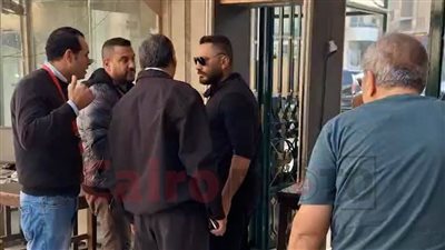 يساند صديقته.. تامر حسني أول الحضور في جنازة والدة مي عز الدين