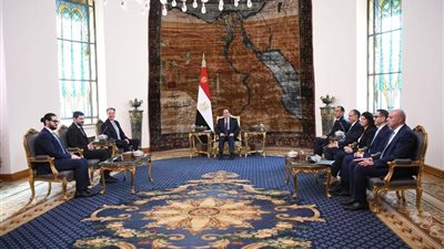 السيسي خلال استقباله رئيس المنتدى الاقتصادي العالمي: نشجع القطاع الخاص الأجنبي على الاستثمار بالقطاعات ذات الأولوية