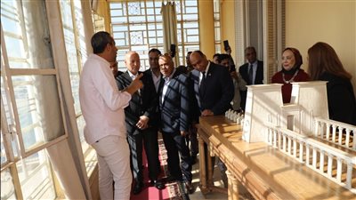 محافظ القاهرة يتفقد مقتنيات متحف ركن فاروق بعد افتتاحه سوق اليوم الواحد بحلوان | صور