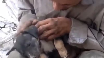 أنا اللي سبتك معلش.. فيديو لرجل يبكي بعد فقدان كلبه يثير تعاطف السوشيال ميديا