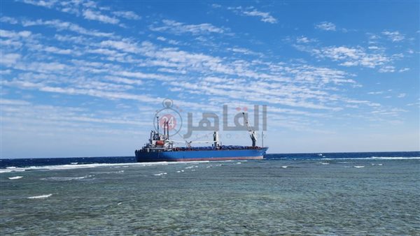 السفينة الشاحطة أمام