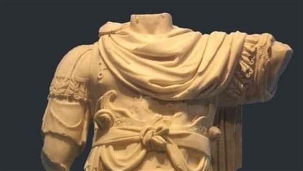  تمثال لإمبراطور