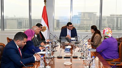 وزير الإسكان يلتقي مسئولي مجموعة النساجون الشرقيون الصناعية لبحث مطالبهم ودراسة مقترحاتهم 