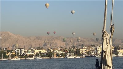 وسط استقرار طقس الأقصر.. 66 رحلة بالون طائر تقل 1700 سائح بسماء المدينة