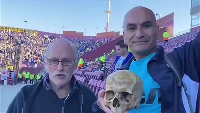 عن طريق اصطحاب جمجمته.. مشجع كرة قدم يشارك جده مباراة فريقه المفضل