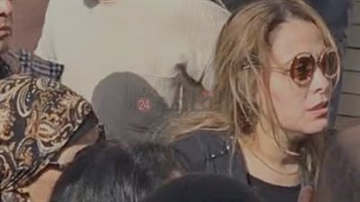 أخوه اللي موّته.. أرملة الملحن محمد رحيم تنهار بعد منعها من دخول المقابر لحظة الدفن