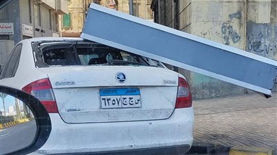 سقوط لوحتين إعلانيتين في الإسكندرية بسبب شدة الرياح