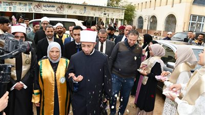 استقبلوه بالورود.. وزير الأوقاف يناقش رسالة ماجستير بكلية العلوم الإسلامية للوافدين بجامعة الأزهر 