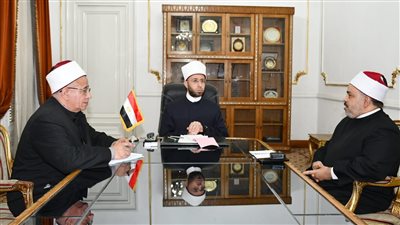 وزير الأوقاف يوجه بالعناية بالأئمة وتحسين مظهرهم وسلوكهم خلال اجتماعه بمدير مديرية الوادي الجديد 