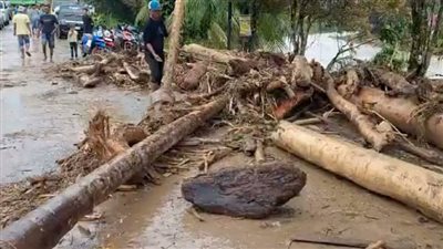 مقتل 16 شخصًا جراء انهيارات أرضية وفيضانات في جزيرة سومطرة الإندونيسية