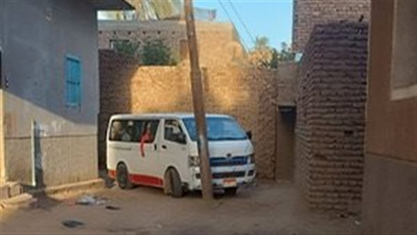 عمود إنارة في نصف