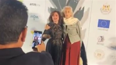 إلهام شاهين أول الحاضرين في حفل افتتاح الدورة الأولى من مهرجان الفيوم السينمائي الدولي | بث مباشر 