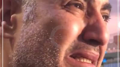 كنت السند الأكبر.. بكاء وحزن شقيق الملحن محمد رحيم خلال عزائه بمسجد الشرطة | فيديو