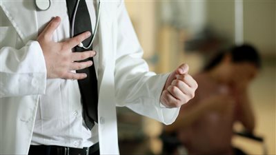 جهات التحقيق تستدعي ممرضًا اتهمته مريضة بالتحرش تحت تأثير المخدر بمستشفى زايد التخصصي