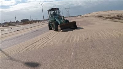 بسبب الرياح.. كفر الشيخ: إزالة الرمال الزاحفة على الطريق الدولي الساحلي حتى لا تمثل خطورة| صور 