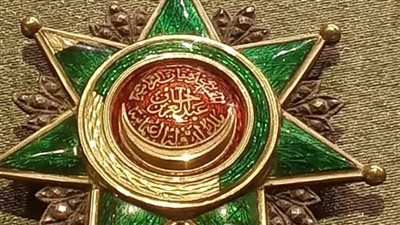 متحف المركبات الملكية يعرض نيشانًا من عهد السلطان عبد العزيز خان