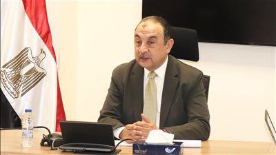 باستثمارات 650 مليون دولار.. وزير قطاع الأعمال يتابع موقف مشروع المحطة الشمسية لتغذية مجمع الألومنيوم بالطاقة النظيفة