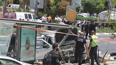 إعلام عبري: إصابة عنصري أمن إسرائيليين في عملية دهس نفذها فلسطيني بالخليل