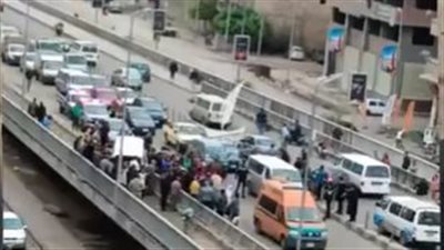 كان في سباق مع سائق آخر.. إصابة 11 شخصا إثر تصادم ميكروباص أعلى كوبري دمياط| بث مباشر 