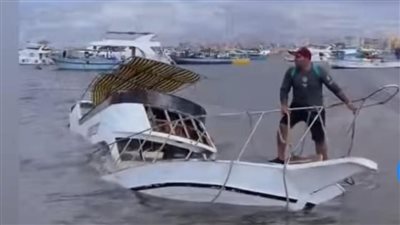 عواصف نوة المكنسة تتسبب في غرق لانش سياحي بالإسكندرية | بث مباشر