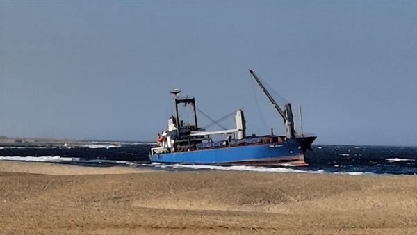 السفينة الشاحطة أمام