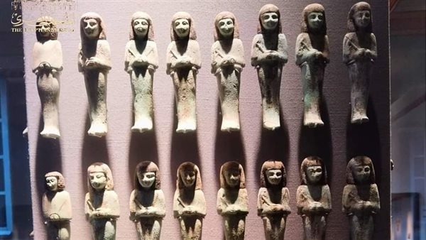 مجموعة من تماثيل