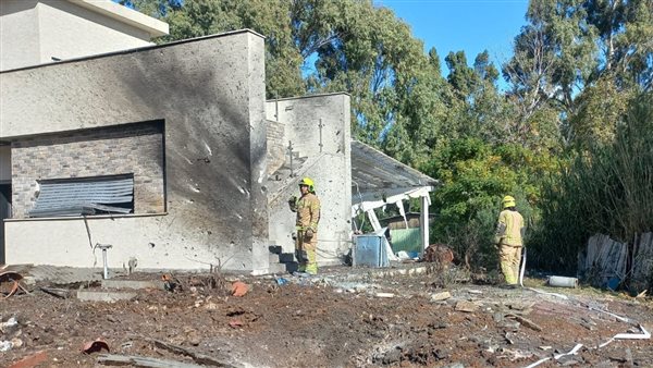 آثار قصف مستوطنة