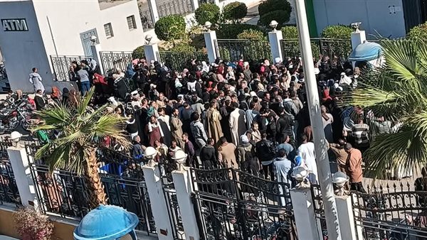 تزاحم المواطنين على