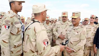 وزير الدفاع يتفقد عددا من وحدات القوات المسلحة المخطط اشتراكها بإحدى مهام الاتحاد الإفريقي