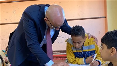 أمي بتغسل.. أمن مدرسة يمنع طالب من الدخول في أول أيام الدراسة بسبب مخالفة الزي| فيديو