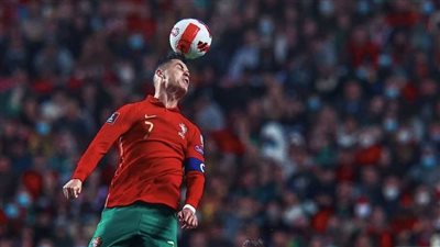 دراسة تكشف أضرار جديدة لضربات الرأس في كرة القدم على الدماغ