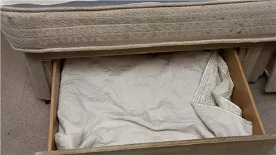 حبستها في الدرج.. سجن أم بريطانية بسبب إخفاء طفلتها لسنوات والسبب غامض