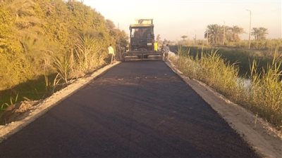 بطول 1700 متر.. رصف طريق كوبري مقار الدير - حاجر في إدفو بأسوان