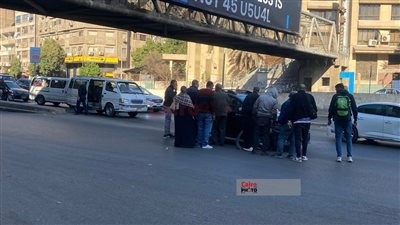 تصادم سيارة ملاكي مع ميكروباص أسفل المحور بالقرب من ميدان لبنان | صور