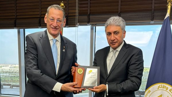 وزير السياحة يلتقي