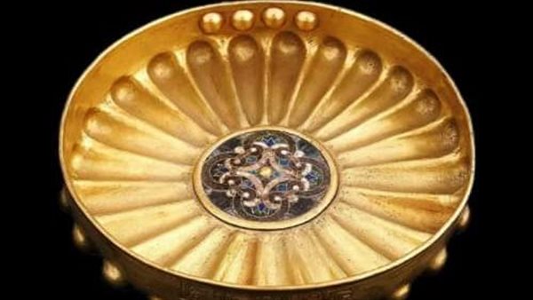 وعاء ذهبي لكاهن من