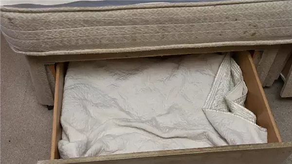 أم تسجن طفلتها في