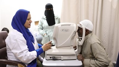 الدواء والكشف بالمجان.. إقبال كبير على قافلة جامعة الأزهر في الواحات البحرية 