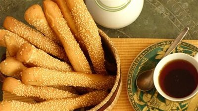 الطعم المظبوط.. طريقة عمل بقسماط بالسمسم بوصفة اقتصادية