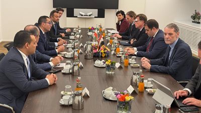 وزير الاستثمار يلتقي نائب رئيس حكومة ولاية شمال الراين لبحث سبل تعزيز العلاقات الاقتصادية المشتركة