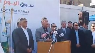وزير التموين ومحافظ الجيزة يفتتحان سوق اليوم الواحد في إمبابة| بث مباشر 