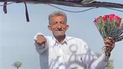 أول تعليق من بائع الورد المصري علي فله: فرحت لما الناس اتصوروا معايا.. وبقالي 50 سنة في الشغلانة